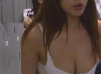 桌底下用脚图：姐姐的脚伸进我裤裆