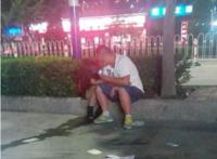 南阳醉酒女子路边图：长沙酒吧一条街捡死鱼