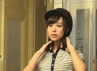 两个人一起亲的视频：她被送上陌生男人的床