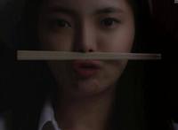 二个老头舔吸我真舒服：乳头同时被两个男人吸