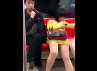 地铁坐姿豪放女图：豪放女明星图片