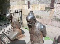 岳飞墓前的四个铁人图片