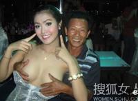 云南双柏县摸扔节图片：云南模奶视频`