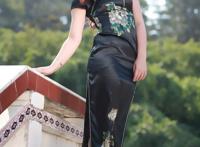 刚干完的风韵少妇：风韵旗袍美女图片