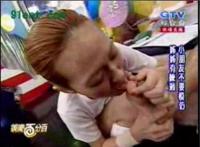 小s舔脚趾动态图：美女脚丫高清