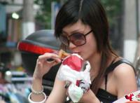 吃女人的唾液图片：吃女人的口水