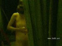 美女洗澡的视频现全身无遮挡图片：男主偷看邻居美女洗澡