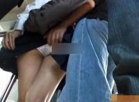 公交摸臀不反抗视频截图：猥琐男公交蹭臀