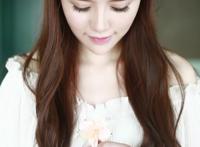 国模扒开阴唇大图：裸体女交配图