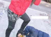 给美女当胯奴图：看女王训奴图，女s的痰奴图