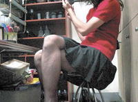 女生强迫男生穿卫生巾图：小男孩被迫穿裙子变装