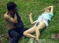 欧美老汉树林偷腥图片：年青人树林偷腥图片