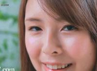 美女游泳胸罩脱落动态图：不戴胸罩会怎么样