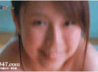 游泳时胸罩脱落视频动态图：女生在泳池里胸罩脱落