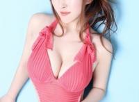 e罩杯穿a罩杯的照片：e罩杯美女不带胸罩