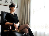 熟女教师廖英俊图片欣赏：廖英俊穿吊带长裙照片