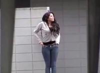 憋尿按揉小腹的故事：夜总会憋尿故事凌雪