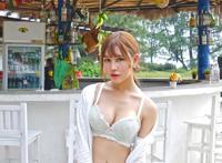 紫薇被皇上挺进体内：花唇里的核轻捻慢揉