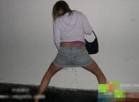 高速尿急女司机图片：高速路上堵车美女尿急