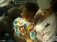女司机驾车时喂奶图片：女司机没有穿内裤