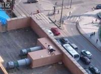 情侣打野战少女来不及：情侣野战被监控拍下。