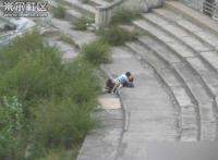 大学生钻草丛打野战图：大凉山亭子打野战图片