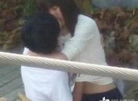 情侣深山野战图：实拍大学情侣不雅视频