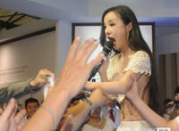 干露露视频呱呱干：干露露喔尿的照片