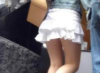 短裙多短才是齐b：热裤高中女生图