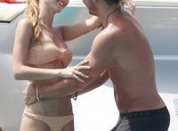 男明星的裤裆没拉拉链图片：男明星裆部被打湿照