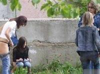 女生怎么上厕所：女厕偷拍门