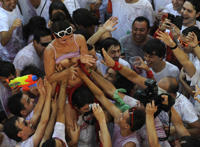 关于吸奶门的视频图片：吃奶3高清视频在线观看