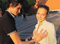 看看老公吃奶的视频：野地里喂男人吃奶图片