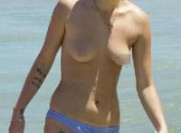 豪放女明星图片：豪放女腿开开衣不蔽体