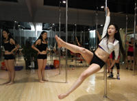 健身教练的内裤写真：妻子趴下健身教练内裤