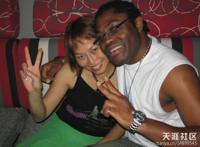 被黑人玩过女人经历：4个黑人玩一个日本女人