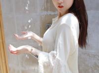 95后的女孩棵身照片：偷吃禁果的女孩