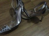 楼道里鞋柜里高跟鞋图片：偷门口鞋柜里的高跟鞋