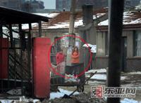 公园老头乐一次10元：农村老头恋老老头图片