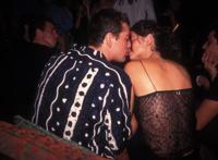 电影院情侣包间啪啪视频：大白天打野战视频