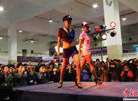 深圳女王黄金圣水调教：男m吃黄金图片欣赏