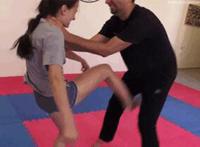 高空弹力球女高潮视频：大胸美女高潮的表情