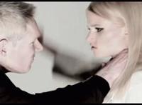 美女挑战跳蛋高潮视频：1个女人和32个男人