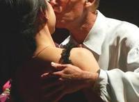 保姆喂老头子吃奶：乳头同时被两个男人吸