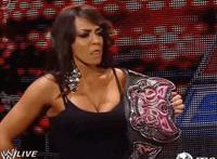 把美女衣服脱了强吻动态图：被班上男生强吻袭胸