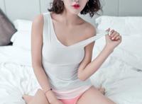 裸睡要不要穿内裤美女图片：女生早上起床内裤湿的