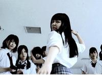 女人演示振动棒使用图：女士振动棒使用过程