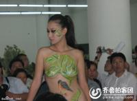淄博陶瓷展毛图片：淄博陶瓷节人体彩绘