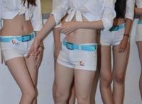 美女凸露下部的尴尬 图片：美女下面流的水