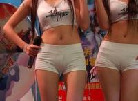 女凸裸露下部的尴尬：大街美女尴尬图片，美女的尴尬走光 图片